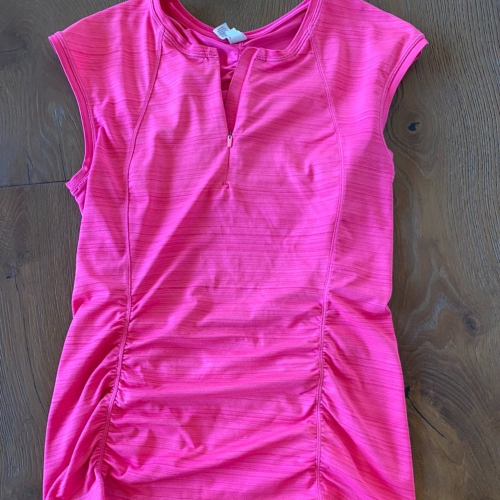 Cap sleeve work out tank with zippered pocket in back by Athleta!